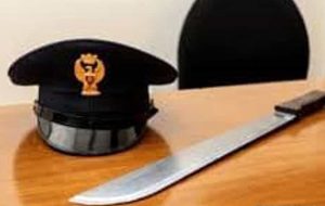 Minaccia con un machete i poliziotti: arrestato 32enne del Ghana
