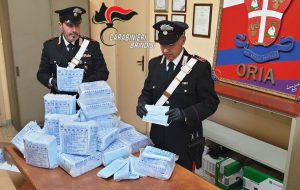 Rapinano 8.100 mascherine in TNT a commerciante cinese: arrestati due fratelli