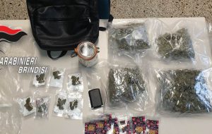 Arrestati i due giovani sorpresi a passarsi uno zaino con oltre 1 Kg di marijuana. Uno di loro professa estraneità agli addebiti