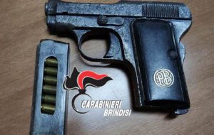 In casa una pistola con matricola abrasa: arrestato pregiudicato