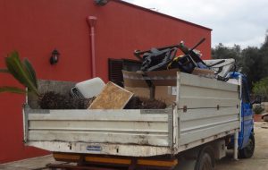 Smaltimento illecito di rifiuti: denunciato trasportatore e sequestrato camion