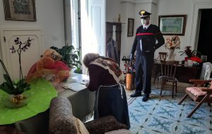 I Carabinieri consegnano la pensione ad una donna anziana di San Pancrazio Salentino