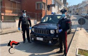 Minaccia il marito con un coltello da cucina: arrestata
