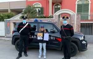 Un bambina di 10 anni regala una torta ai Carabinieri: “grazie per quello che fate, siete un esempio”