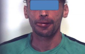 Senza patente e in stato di alterazione non si ferma all’alt: raggiunto ed arrestato