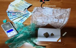 Detenuto agli arresti domiciliari sorpreso con 24,5 grammi di eroina: in galera