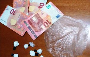 In auto con 5 grammi di cocaina: arrestato