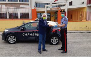 Carabinieri consegnano tablet agli studenti della “Dante Alighieri” di Villa Castelli