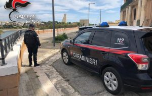 Minaccia il suicidio in pieno centro: arrestato per porto di arma clandestina