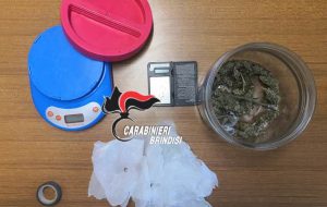 Beccato con 21,2 grammi e una piantina di marijuana: arrestato 22enne