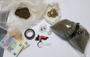 Beccati con erba e coca: due mesagnesi in manette