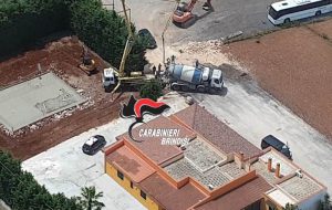 Effettua lo scavo per realizzare una piscina senza autorizzazione