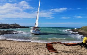 Il vento rompe la vela di una barca: la Guardia Costiera salva i due occupanti