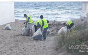 Avviata la pulizia delle spiagge di Brindisi: le foto dell’opera di Ecotecnica