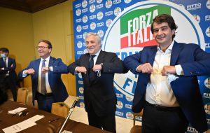 Forza Italia presenta l’alleanza con Fitto candidato presidente