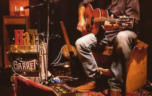 Esordio discografico per Hat In The Garret