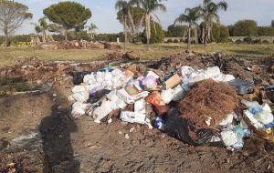 Beccato mentre incendia rifiuti: denunciato imprenditore