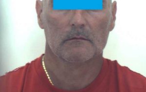 Asportano da un auto in sosta 760 euro: un arresto e due denunce