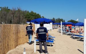 Villaggio turistico occupa spiaggia libera: la Guardia Costiera la restituisce ai cittadini