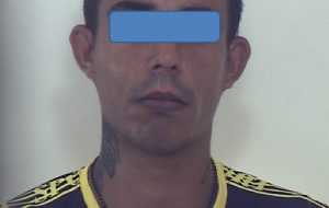 Il cane Quentin lo inchioda: fermato con 25 grammi di marijuana, due bilancini e materiale per il confezionamento