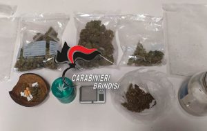 100 grammi di erba nascosti tra casa e negozio: arrestato 43enne