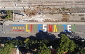 Human Black Migrant Lives Matter: a Latiano una maxiscritta contro il razzismo