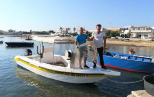 Pescatori di Torre Guaceto soccorrono tartaruga stretta nella plastica