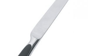 Detiene un coltello di 33 centimetri nel bagagliaio dell’auto