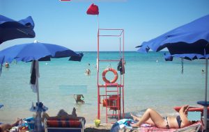 Kitesurf selvaggio e bagnini addetti ad altre mansioni: interviene la Guardia Costiera