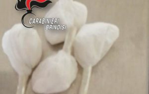 In casa coca, hashish e contante non giustificato: passa dai domiciliari al carcere