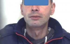 Motociclista vede i Carabinieri, abbandona il mezzo e si disfa di 51 grammi di eroina: arrestato