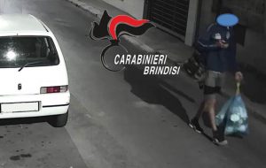 Abbandonano i rifiuti nel centro storico: identificati e contravvenzionati
