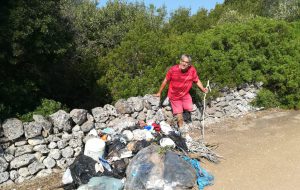 Ha il reddito di cittadinanza: volontario pulisce il parco di San Michele