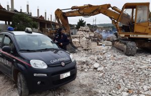 Demoliscono auto sottoposta a sequestro: denunciati proprietario e autodemolitore