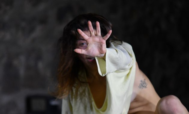 Viola(ta): al Teatro Verdi di Brindisi la coreografia di Vito Alfarano contro la violenza sulle donne