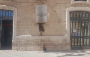 Incendia le corone di alloro  posizionate sulle lapidi commemorative e infrange la porta di accesso all’anagrafe comunale, arrestato