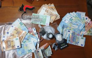 Cocaina, hashish e soldi in contanti: arrestati quattro presunti spacciatori