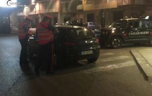 50enne rifiuta di sottoporsi al drugtest e viene trovato in possessodi due coltelli