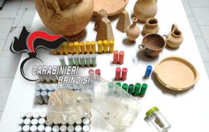Detenuto agli arresti domiciliari trovato in possesso di munizioni, reperti archeologici e droga