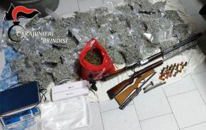 Beccati con 20 Kg di droga, tre fucili illegali, pallottole ed auto rubata: in carcere tre mesagnesi