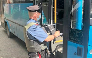 Si rifiuta di indossare la mascherina sull’autobus: “no mask” sanzionata e denunciata dai Carabinieri