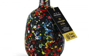 La tradizione della “Nzegna” di Carovigno rappresentata in una bottiglia di ceramica