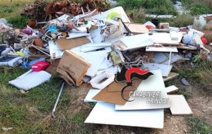 Abbandona rifiuti lungo la litoranea di Brindisi: beccato e multato