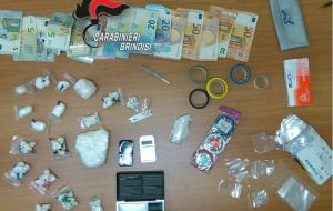 Nasconde nel forno 237 grammi di cocaina