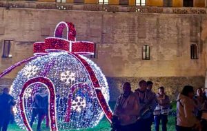A Mesagne invece delle luminarie buoni natalizi alle persone in difficoltà da spendere nelle attività commerciali della città