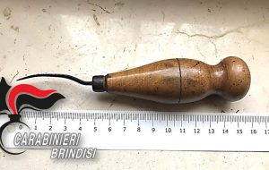 Aggredisce un odontotecnico con un punteruolo, denunciato