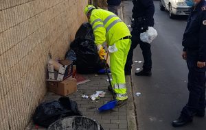 Un residente e due attività commerciali multati per abbandono di rifiuti in Via Materdomini