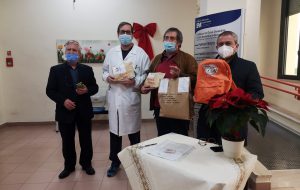 Un drago porta doni per i bimbi del Perrino e del Medea di Brindisi