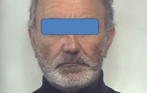 Rubano auto e si schiantano contro un muretto: arrestato uno degli occupanti