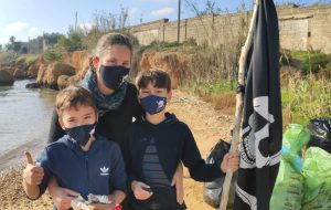 L’associazione “Pirates of Apulia” pulisce dai rifiuti la vecchia spiaggia di Marimisti